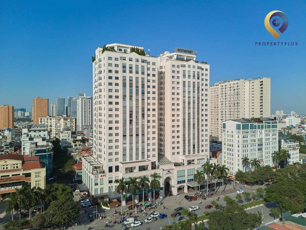 Toàn cảnh tòa nhà Hòa Bình Tower với kiến trúc hiện đại, nổi bật tại quận Cầu Giấy, Hà Nội. - hình ảnh từ Property Plus